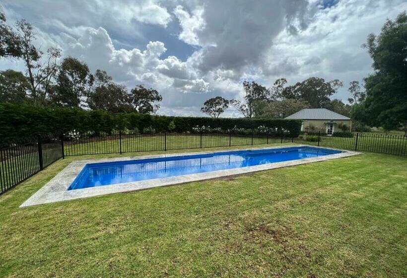 Отель Private Suite In An Historic 1865 Homestead