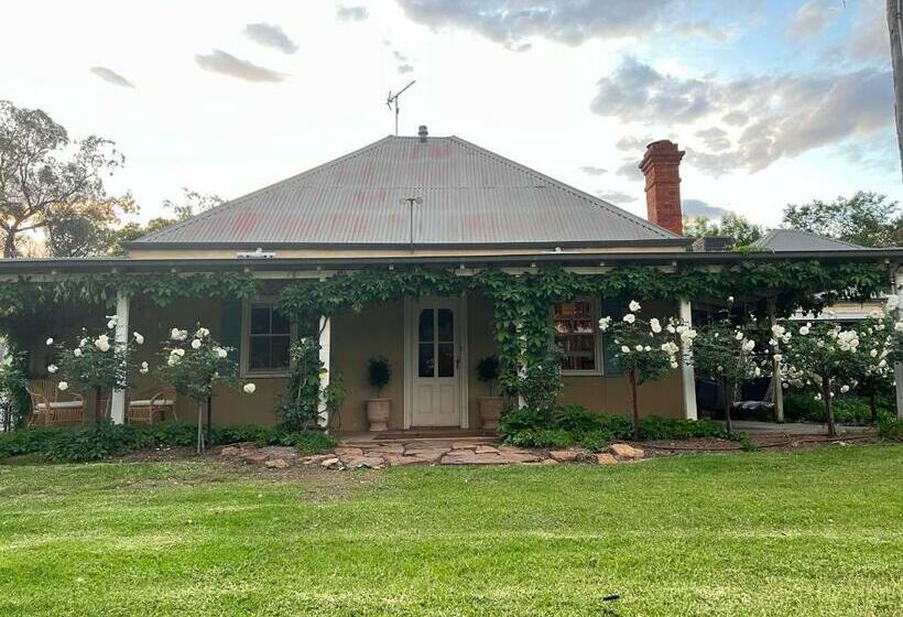 Отель Private Suite In An Historic 1865 Homestead