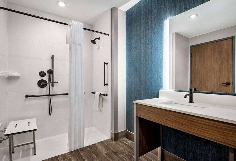 هتل La Quinta Inn & Suites By Wyndham Del Rio