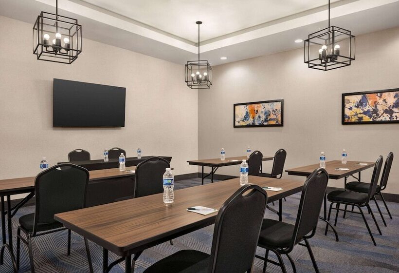 هتل La Quinta Inn & Suites By Wyndham Del Rio