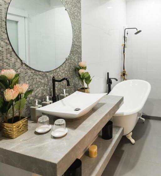 هتل Monica Midtown Suites