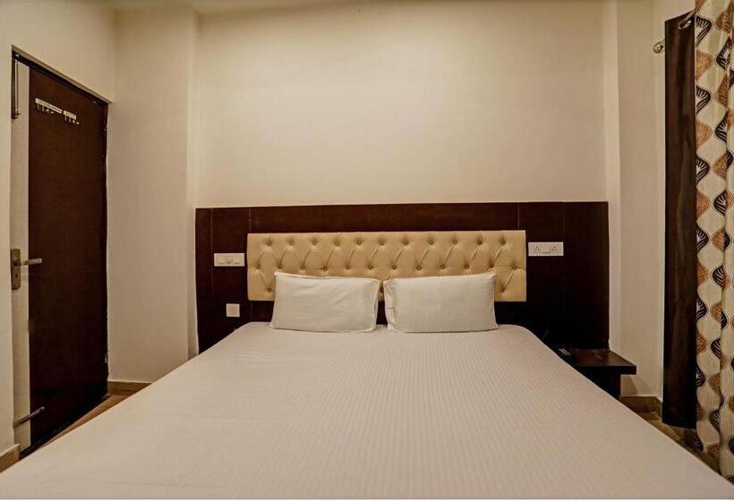 فندق Oyo Flagship 70249  Red Hut