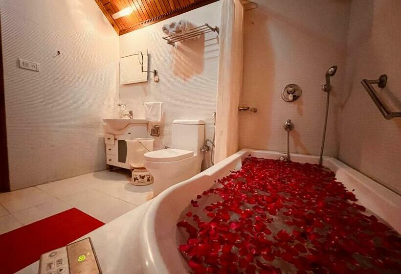 בית מלון כפרי Himalayan Riverside Swiss Cottage Tents, Manali