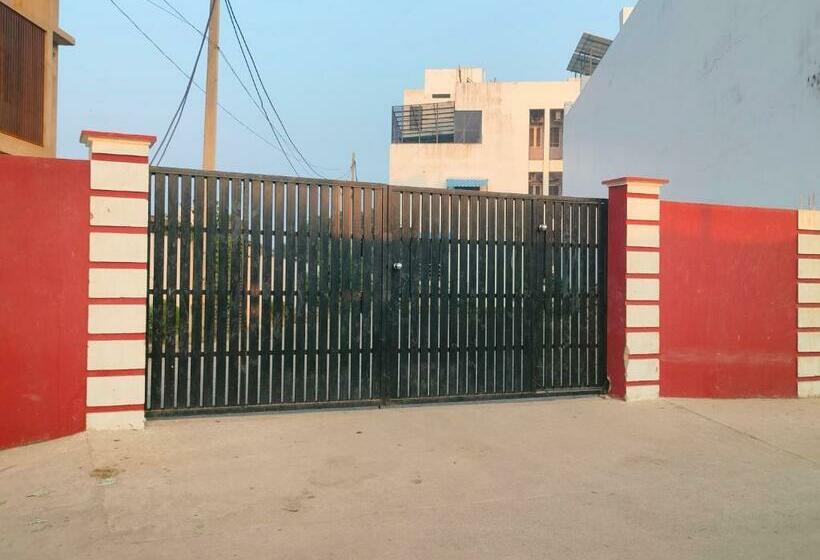 ホテル Dev Inn Ayodhya