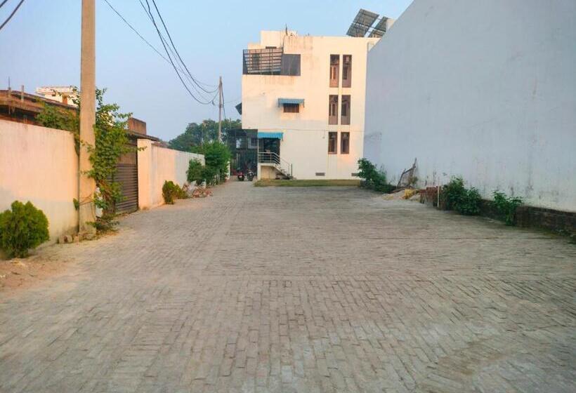 ホテル Dev Inn Ayodhya