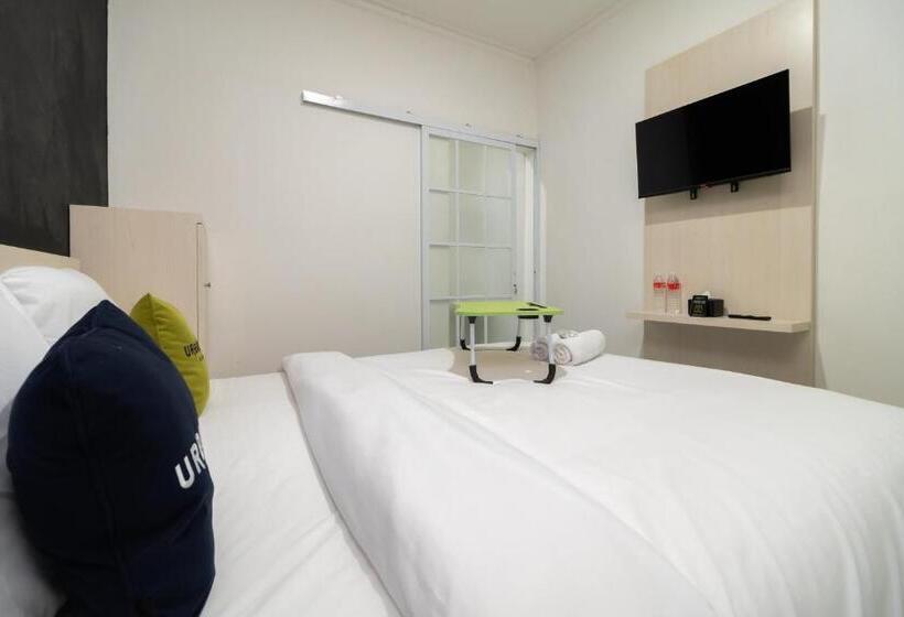 Urbanview Hotel Bizhome Artha Gading Boulevard By Reddoorz