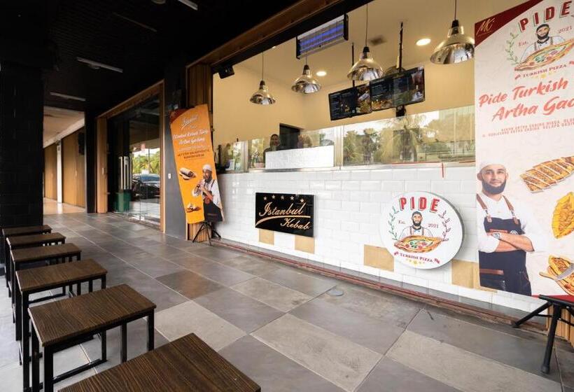 Urbanview Hotel Bizhome Artha Gading Boulevard By Reddoorz