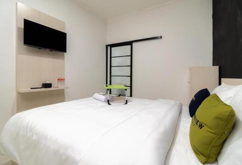 Urbanview Hotel Bizhome Artha Gading Boulevard By Reddoorz