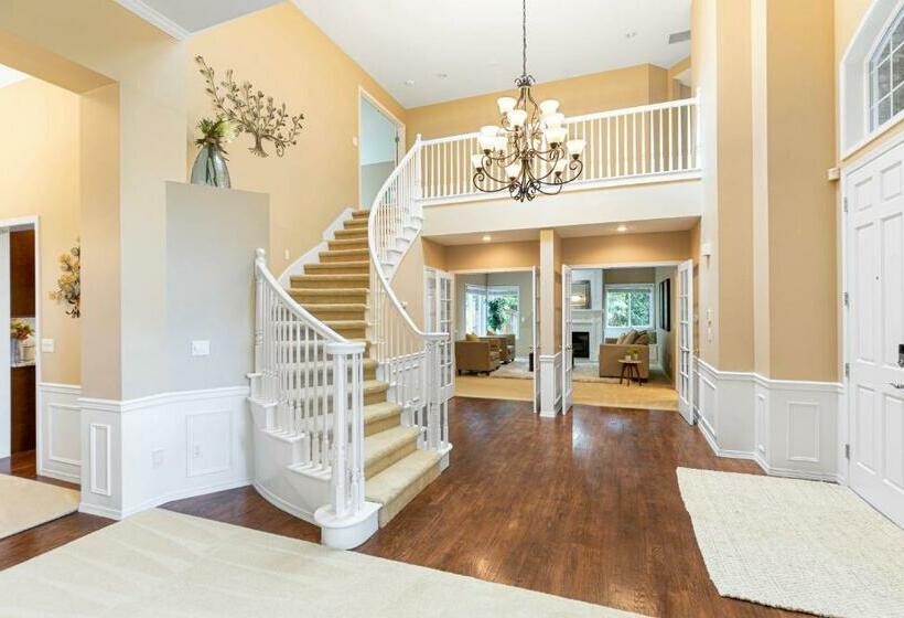 بنسيون Upscale Beautiful House In Bellevue, Wa