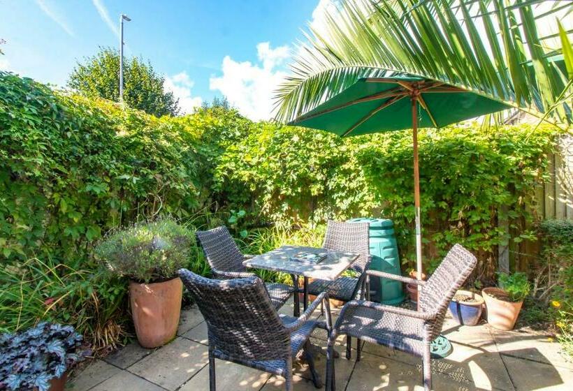 민박 Bradstone Garden Retreat