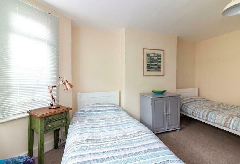 민박 Bradstone Garden Retreat