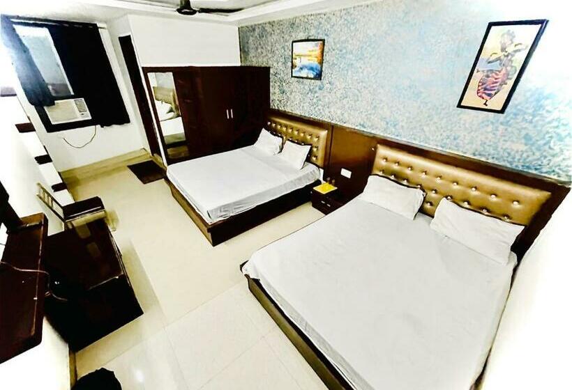 ホテル Blue Rose International, Family