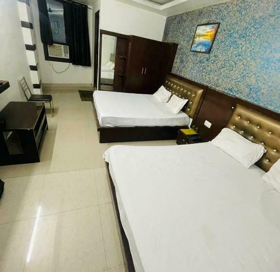 ホテル Blue Rose International, Family