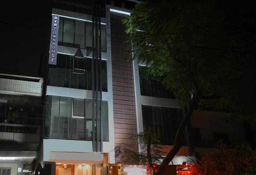Super Townhouse Oak Hotel Ar Ganges Premium