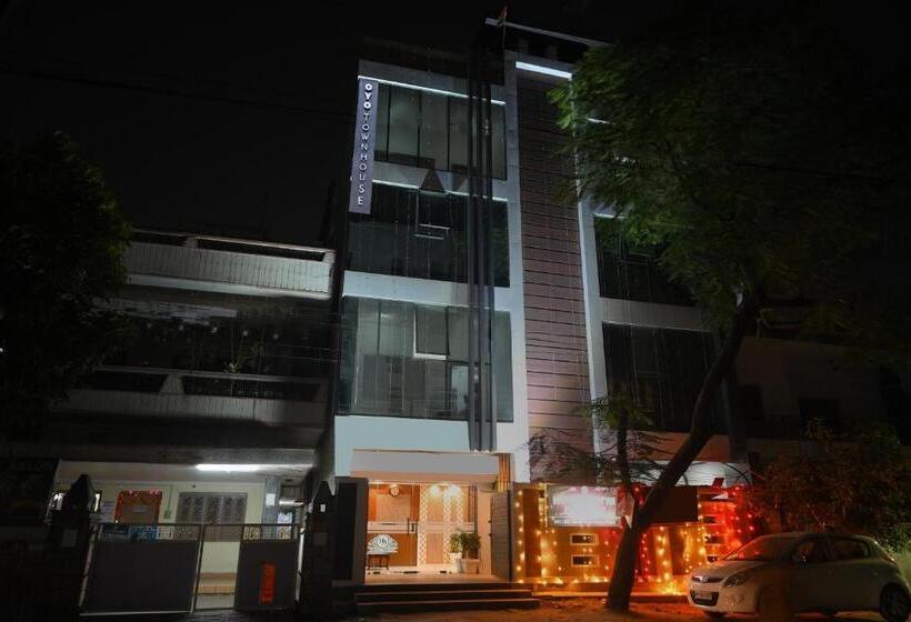 Super Townhouse Oak Hotel Ar Ganges Premium