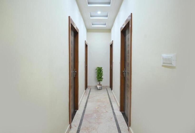 Super Townhouse Oak Hotel Ar Ganges Premium