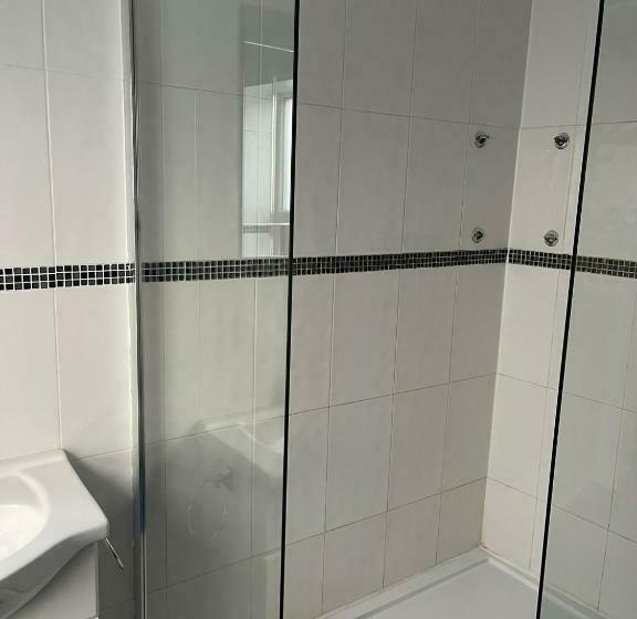 Общежитие Shakers Inn