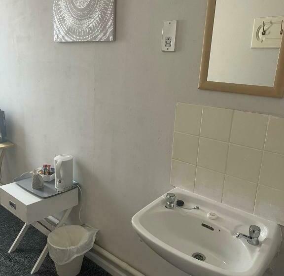 Общежитие Shakers Inn