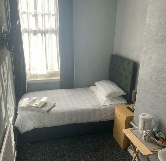 Общежитие Shakers Inn