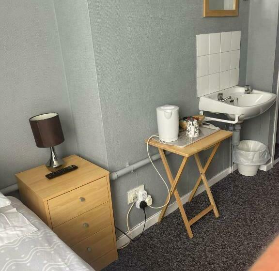 Общежитие Shakers Inn