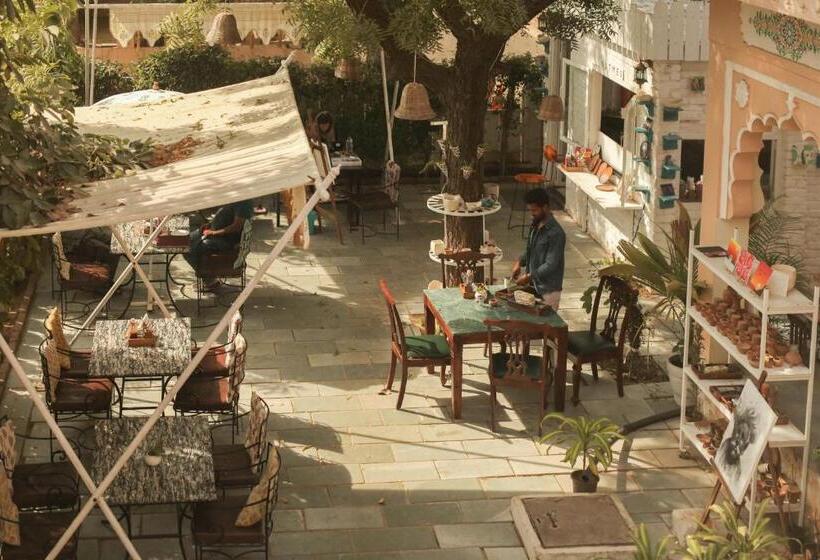 تختخواب و صبحانه Kothipushkar