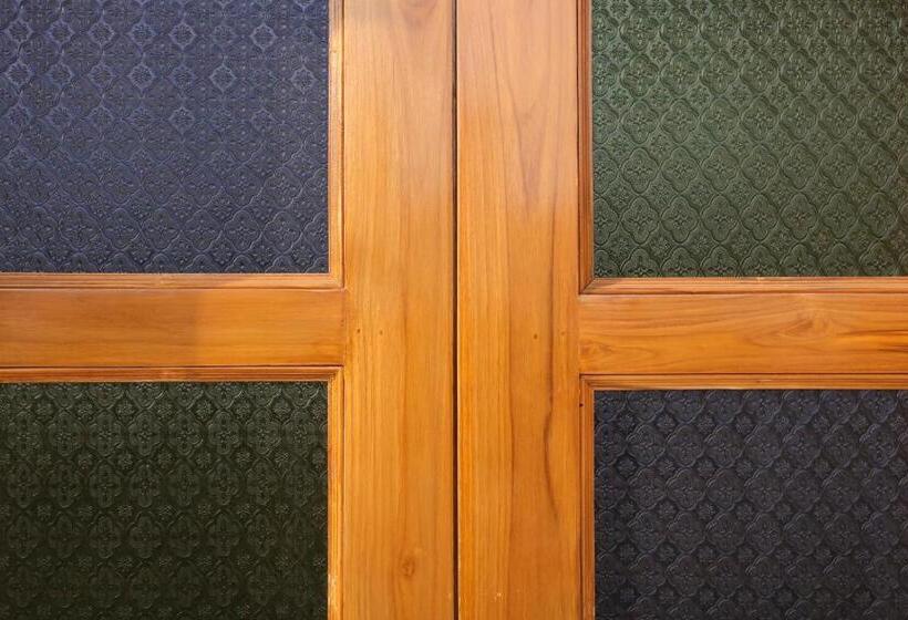 تختخواب و صبحانه Kothipushkar