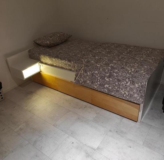 ベッドアンドブレックファースト Nest Hostel