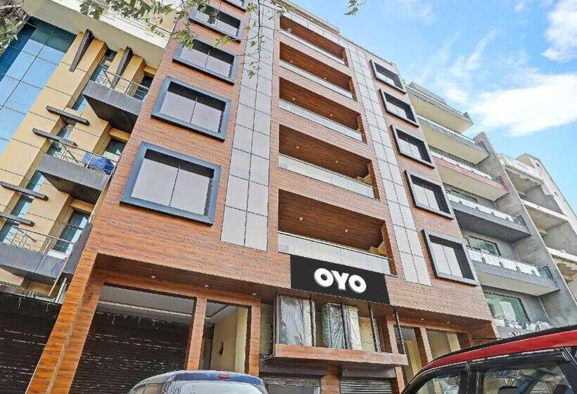 ホテル Capital O Mt Corporate Stays Near Iskcon Temple Noida