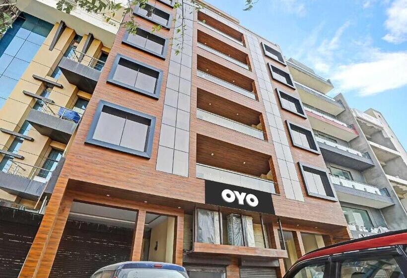 ホテル Capital O Mt Corporate Stays Near Iskcon Temple Noida