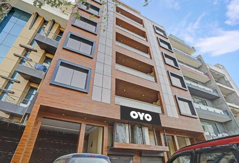 ホテル Capital O Mt Corporate Stays Near Iskcon Temple Noida