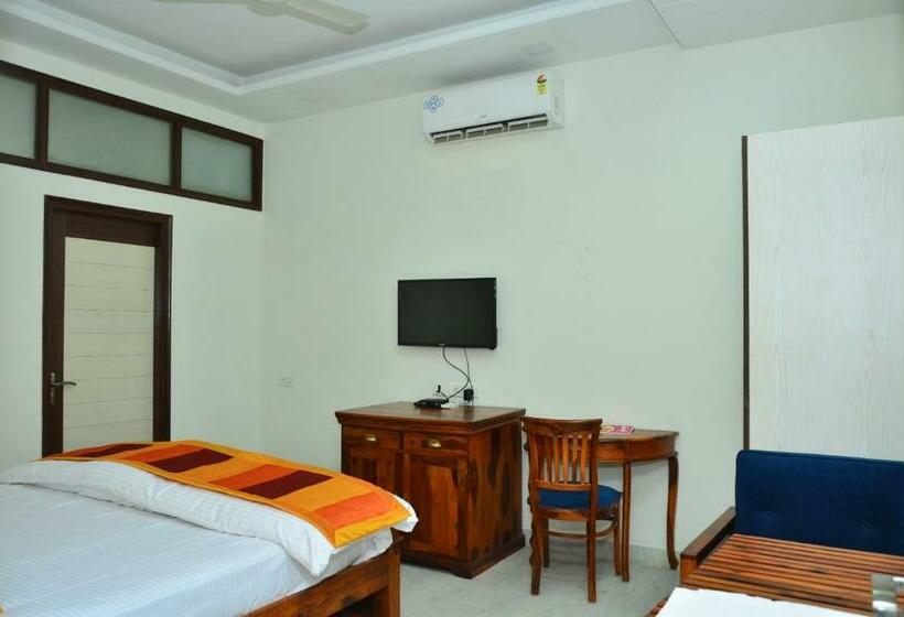 בית מלון כפרי Mojo Rooms Airport