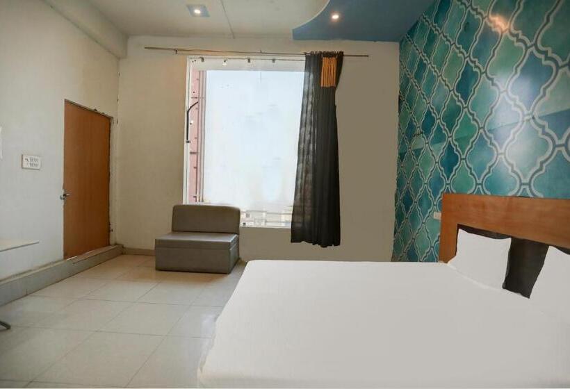 Super Hotel O The Royals Inn