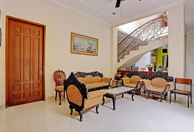 ホテル Oyo 91861 Pemuda Kemuning Guest House