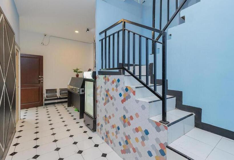 ホテル Reddoorz Near Mayapada Hospital Surabaya