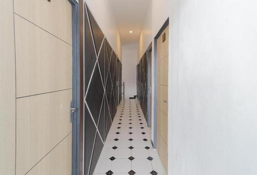 ホテル Reddoorz Near Mayapada Hospital Surabaya