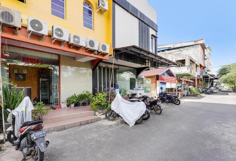 ホテル Spot On 91885 Wisma Heksa