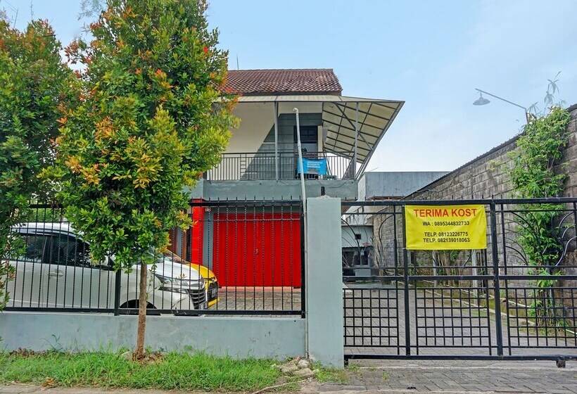 Отель Spot On 91896 Kost Bu Dewi Syariah