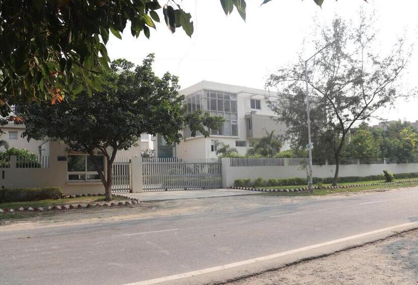 پانسیون Faculty House  Cosy Lounge Near Expo Mart