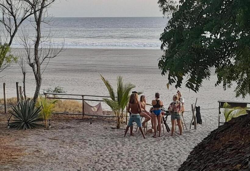 ペンション Popoyo Surfcamp