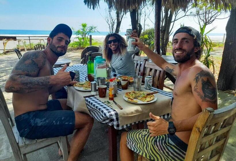 ペンション Popoyo Surfcamp