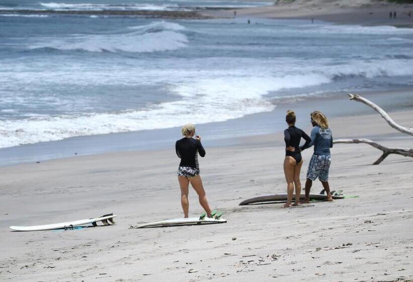 پانسیون Popoyo Surfcamp