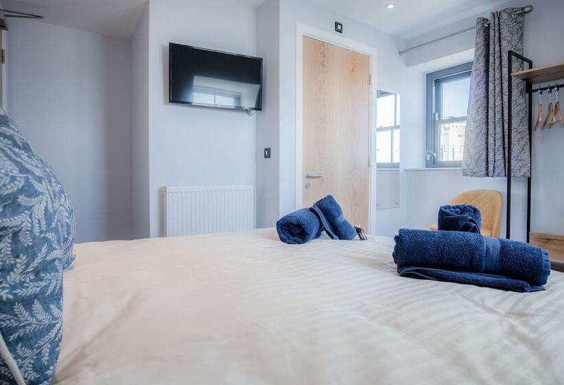 בית מלון כפרי Ocean Cabins @ The Square   Saundersfoot