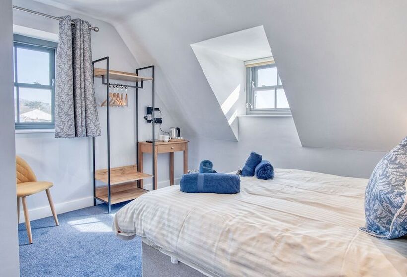 בית מלון כפרי Ocean Cabins @ The Square   Saundersfoot