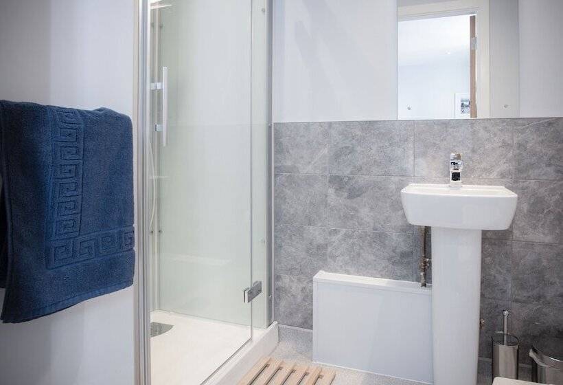 Отель Ocean Cabins @ The Square Saundersfoot