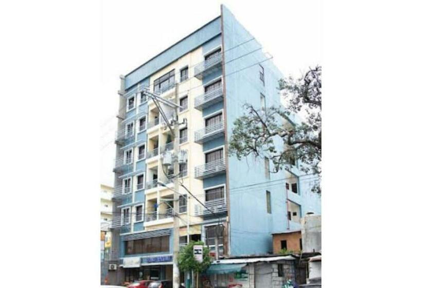 בית מלון כפרי Oyo 908 Silverio Suites