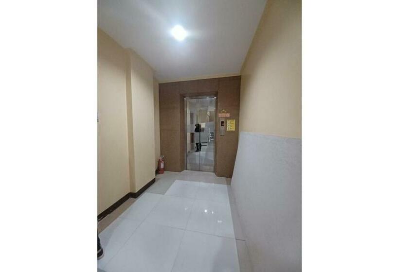 בית מלון כפרי Oyo 908 Silverio Suites