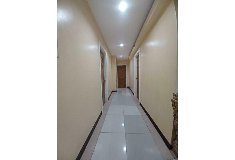 בית מלון כפרי Oyo 908 Silverio Suites