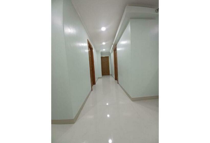 בית מלון כפרי Oyo 908 Silverio Suites