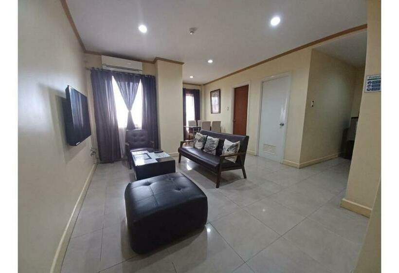 בית מלון כפרי Oyo 908 Silverio Suites