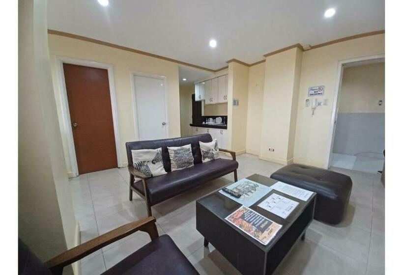 בית מלון כפרי Oyo 908 Silverio Suites